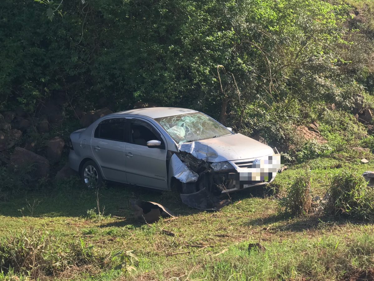 Motorista derruba poste e abandona veículo em Canabarro
