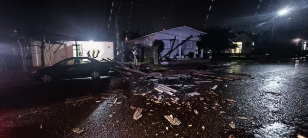 Fortes ventos destelham residência e derrubam poste em Teutônia