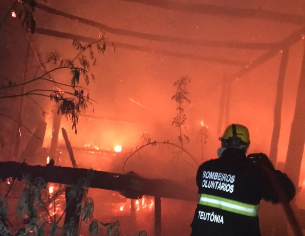 Incêndio destrói galpão no bairro Canabarro