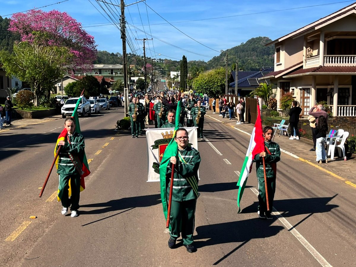 Desfile Cívico percorre ruas do centro da cidade, com saída do Parque Municipal de Eventos | Fotos: Divulgação Prefeitura de Westfália/Amanda Luisa Ahlert