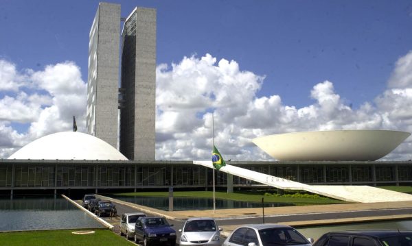Fim da escala 6×1 e “taxa das blusinhas” entram na pauta do Congresso