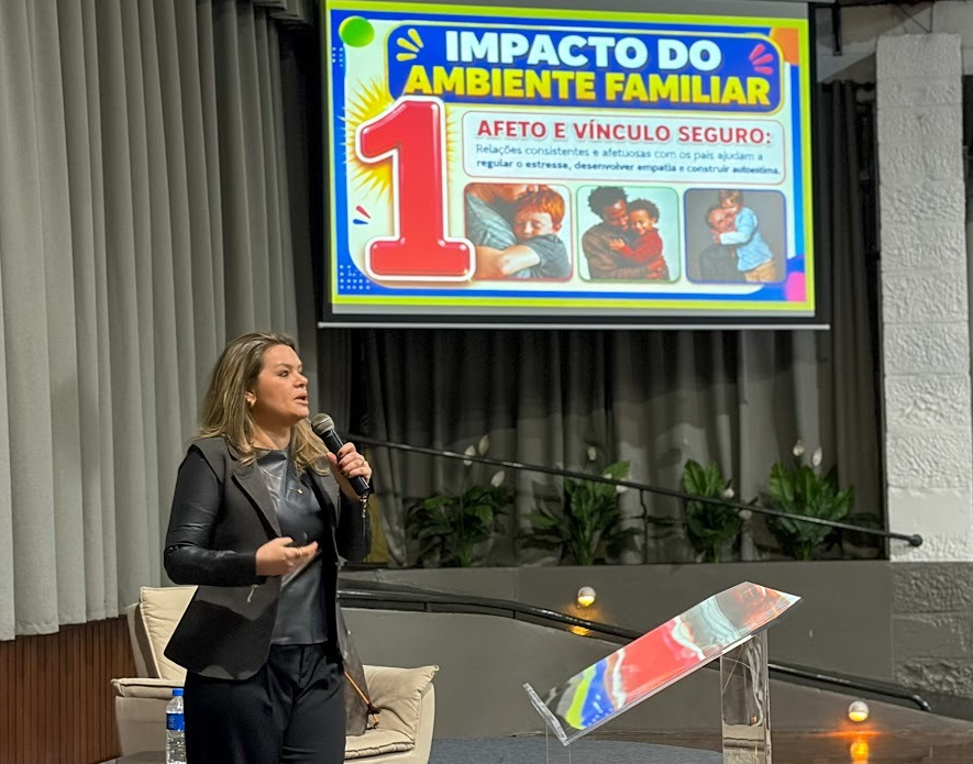 Médica psiquiatra Maria Rosa Kramer Iorra Camargo alertou para os impactos do excesso de exposição às telas e reforçou a importância de preservar experiências fundamentais para o desenvolvimento | Foto: Divulgação Colégio Teutônia / Sara Bergmann Medeiros
