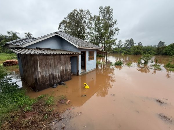 Família é retirada de casa em área alagada no Bairro Teutônia