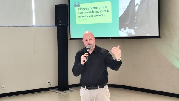 Exaustão de quem lidera afeta decisões e ambiente de trabalho