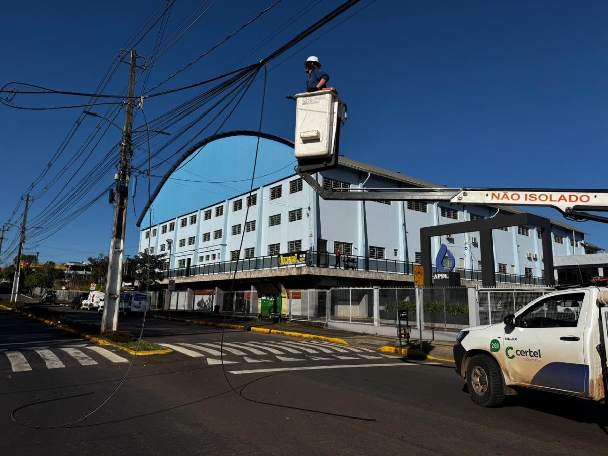Projeto inicia retirada de fiação excedente em Teutônia