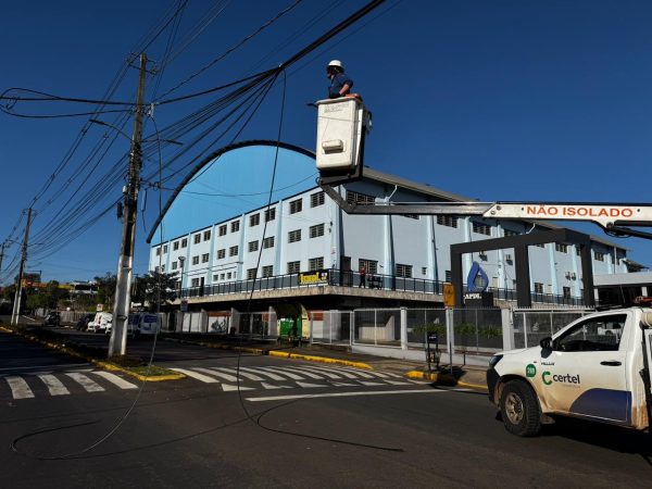 Projeto inicia retirada de fiação excedente em Teutônia