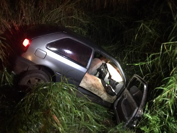 Carro sai da pista na estrada Santa Inês