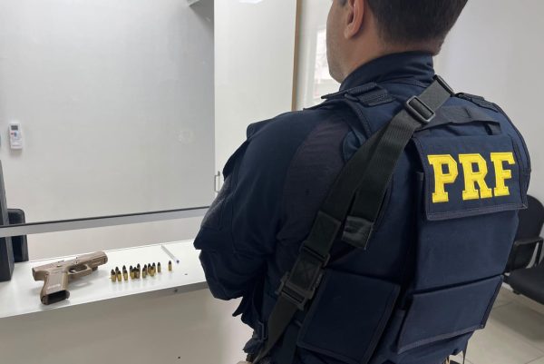 Homem é preso com arma de uso restrito