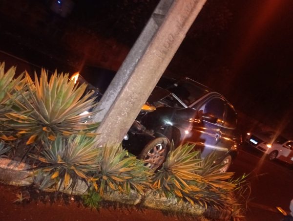Veículo colide com poste em Canabarro