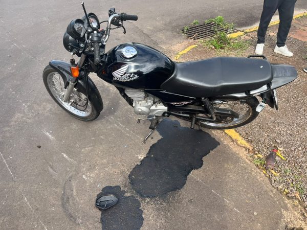 Batida entre carro e moto deixa dois feridos