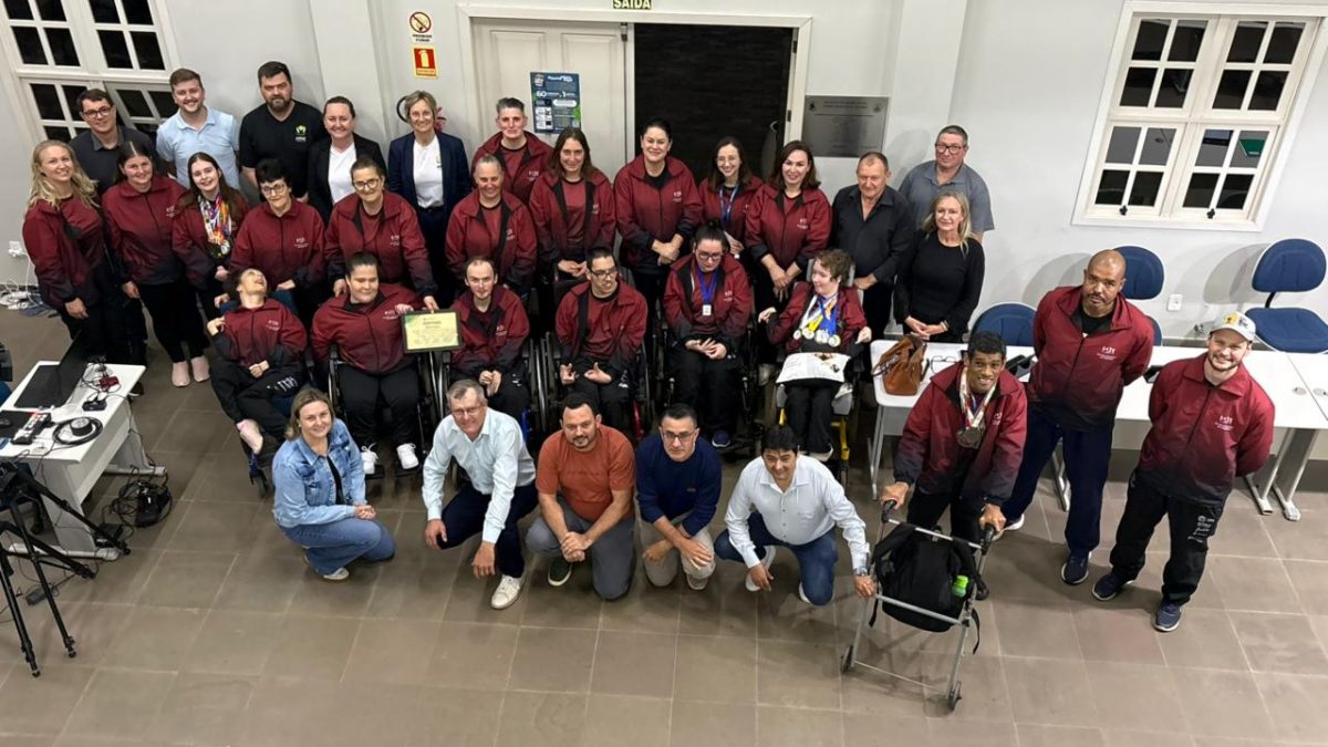 Atletas de bocha paralímpica, professores e direção da Apae foram homenageados pela Câmara de Vereadores de Teutônia na sessão de 3 de setembro | Foto: EMANUELLY SANTOS DA SILVA/DIVULGAÇÃO