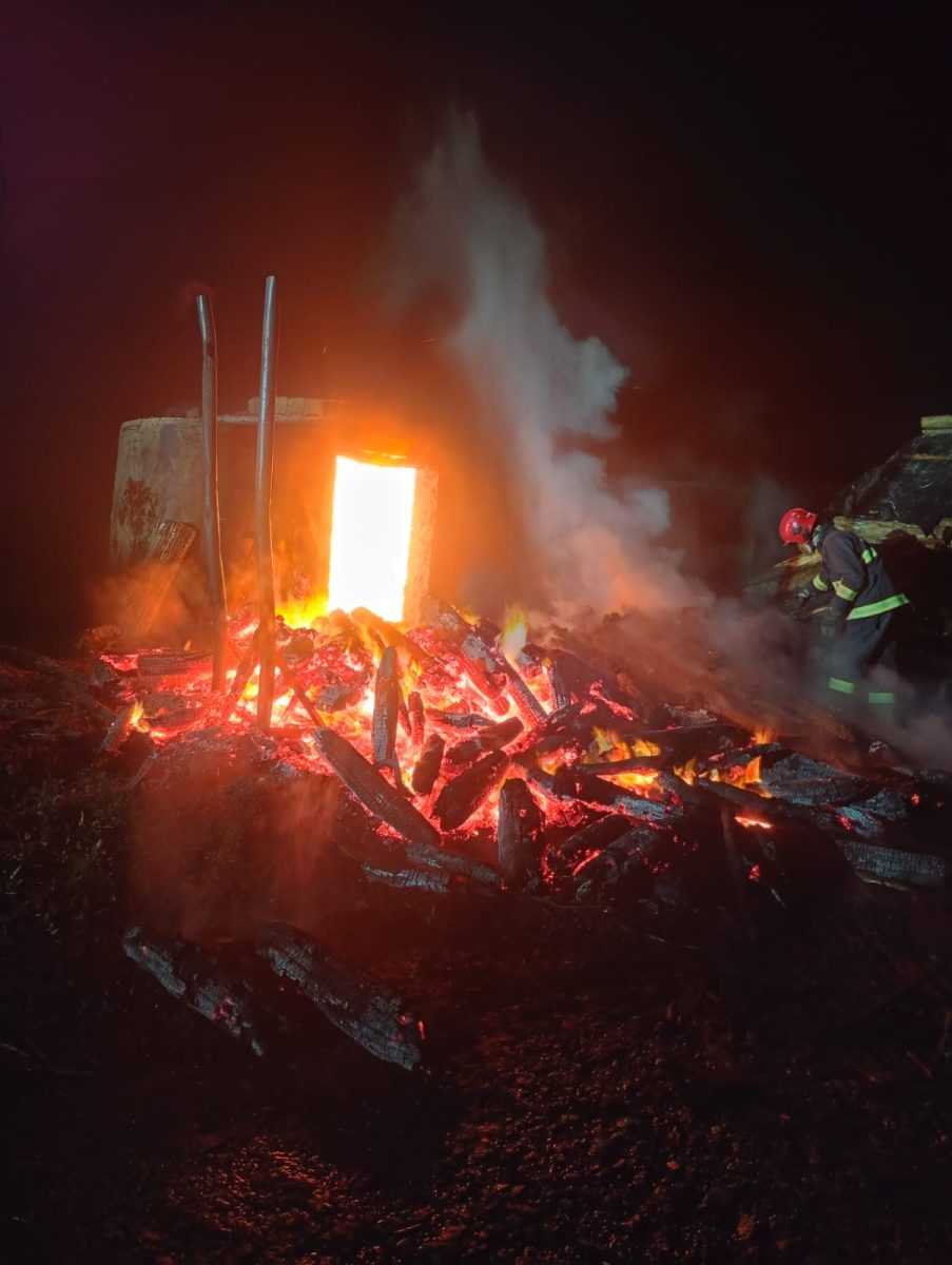 Incêndio atinge forno de carvão em Paverama