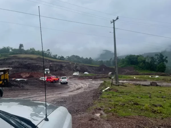 Paverama desmonta rochas para reforçar manutenção das estradas