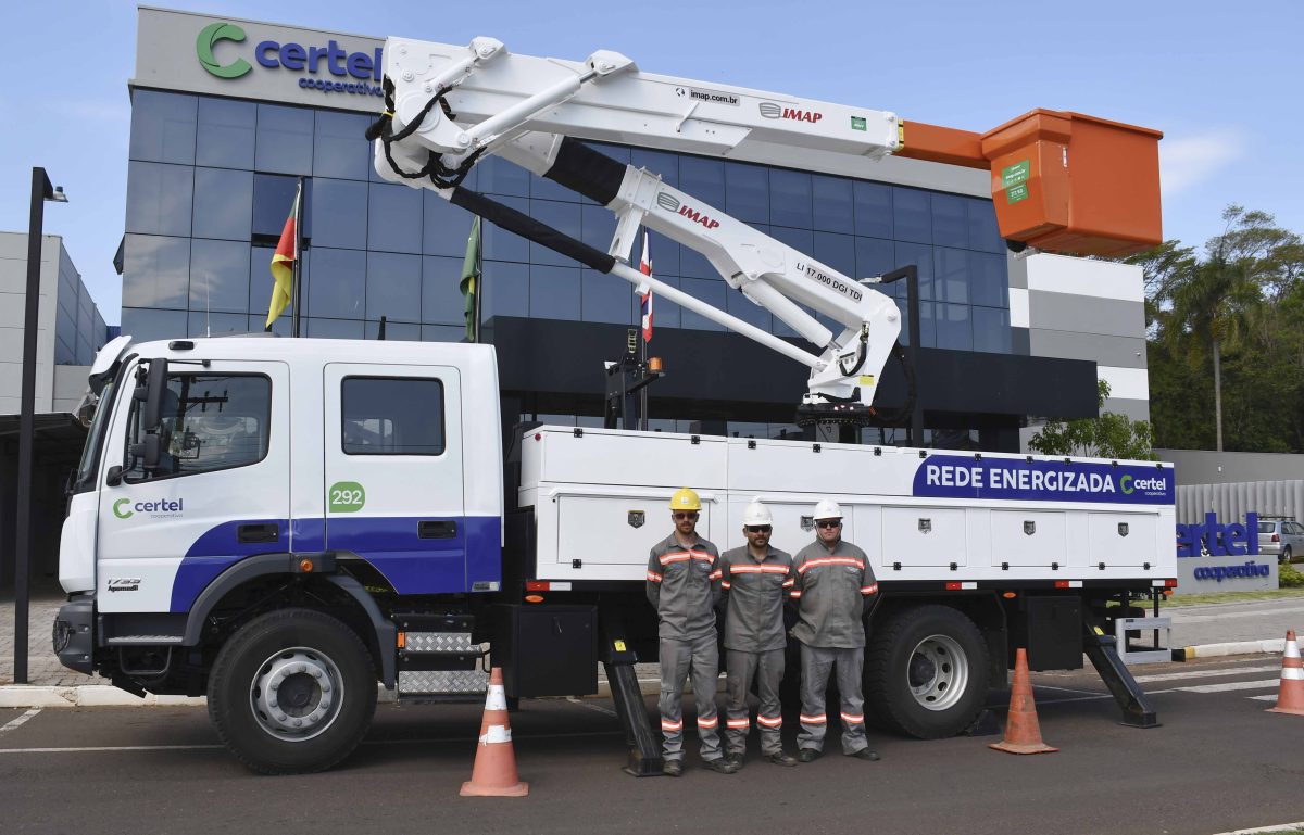 Quarto caminhão de trabalho em rede energizada da Certel entra em operação