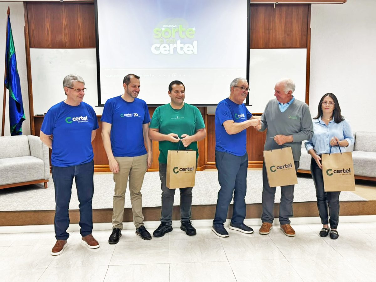 Ato reuniu os ganhadores dos prêmios finais, seus familiares e integrantes da diretoria da cooperativa. Fotos: Marcel Lovato