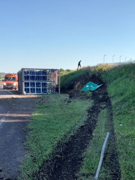 Caminhão tomba na RSC-453 e motorista fica ferido