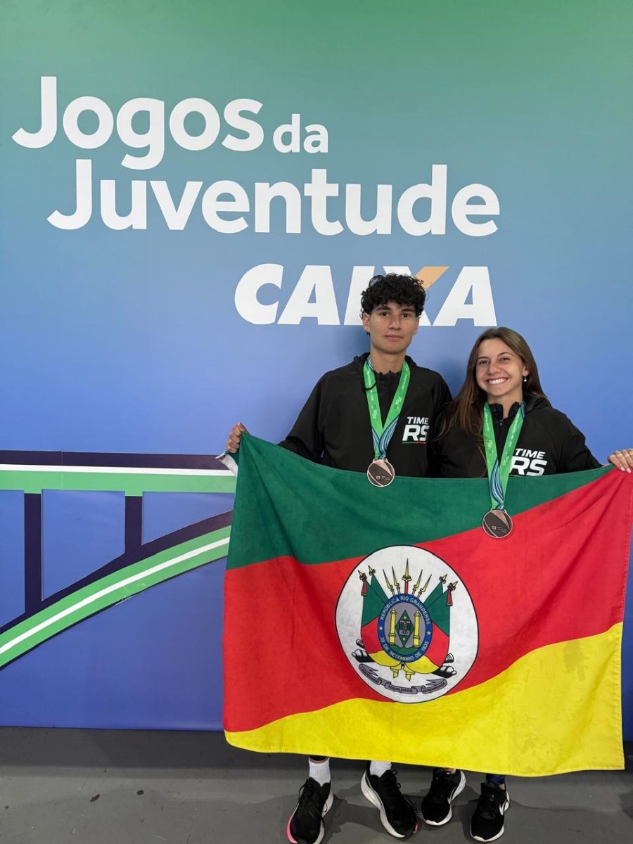 Caio Cavalheiro, bronze nos 400m rasos e no revezamento 4x400m pela Seleção Gaúcha, e Laura Brackmann Mallmann, bronze nos 800m rasos. Foto: Iurquen Roese/Colégio Teutônia/Divulgação 