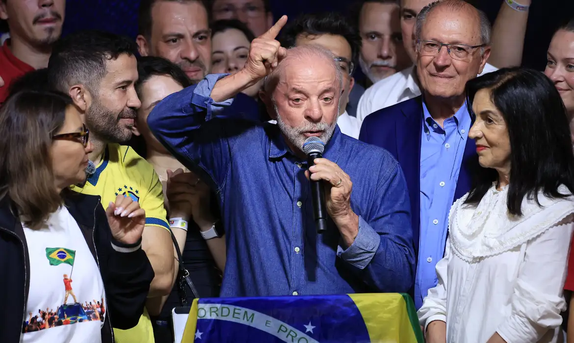 Ao lado do vice Geraldo Alckmin e da esposa Janja, Lula discursou para apoiadores. Foto: Paulo Pinto/Agência Brasil 