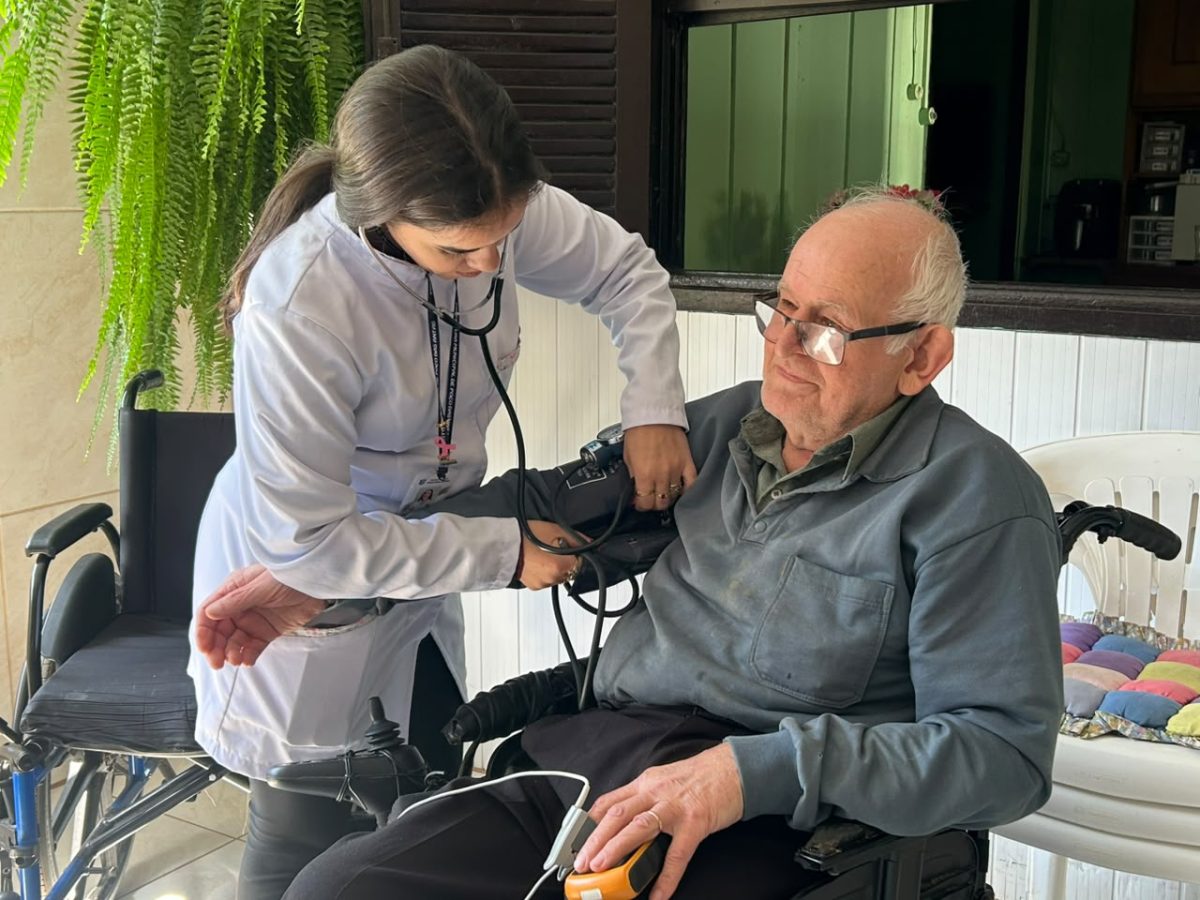 Novo projeto leva atendimento de saúde até a casa dos idosos