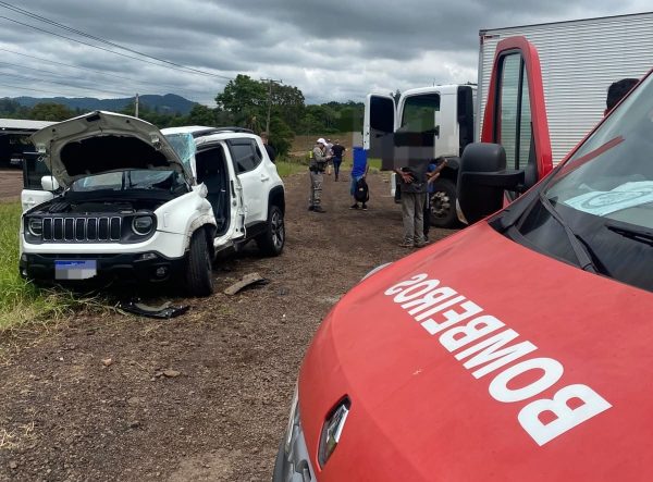 Colisão entre carro e caminhão deixa motorista ferido em Westfália