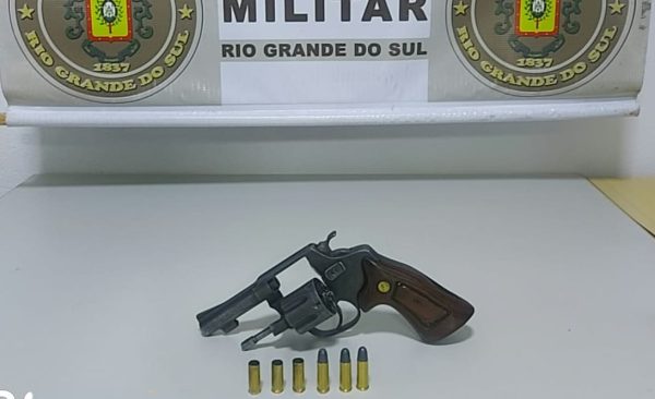 Três pessoas são presas após ameaça com arma de fogo