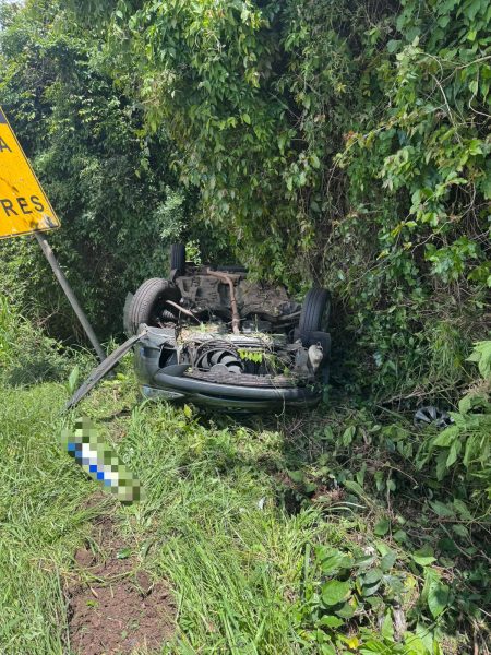 Carro capota e sai da pista na Via Láctea