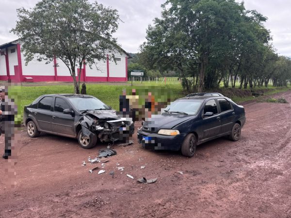 Dois veículos colidem na Estrada Santa Manoela