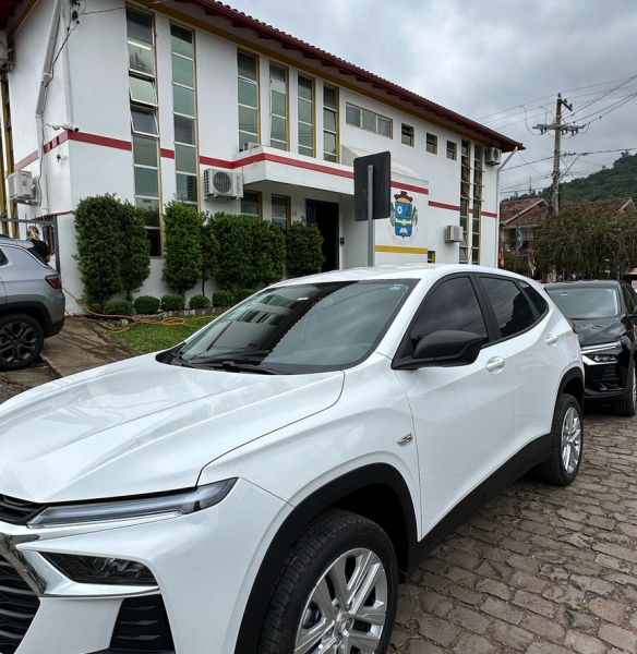 Prefeitura adquire dois novos veículos