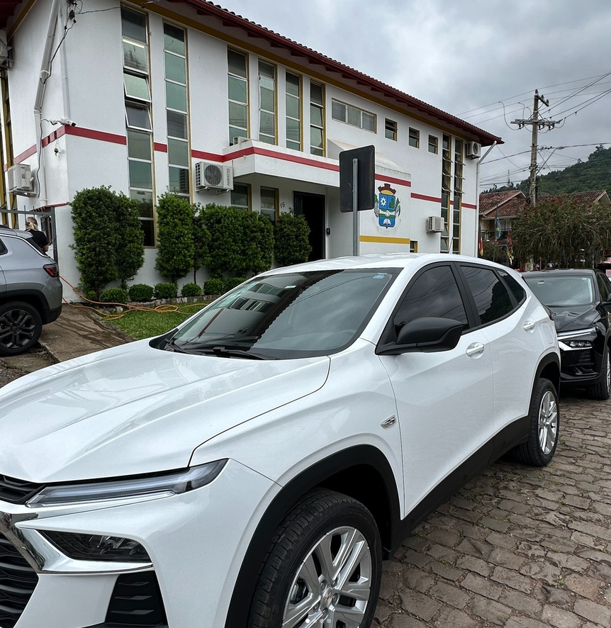 Prefeitura adquire dois novos veículos