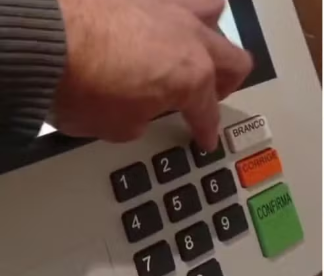 Urnas têm teclas coladas e são substituídas em Candelária e Caxias do Sul